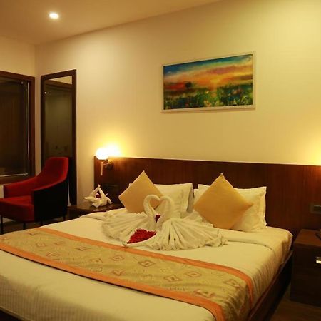 Sky Penta Residency Hotel Iritti Exterior foto